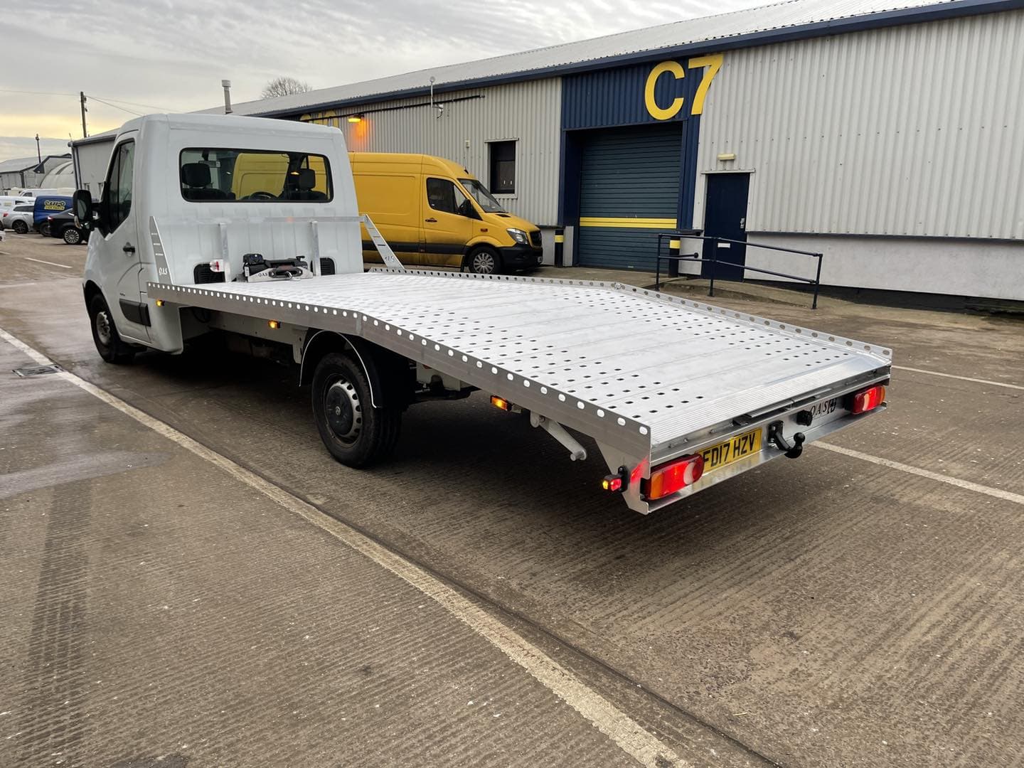 Recovery truck with the beaver tail body